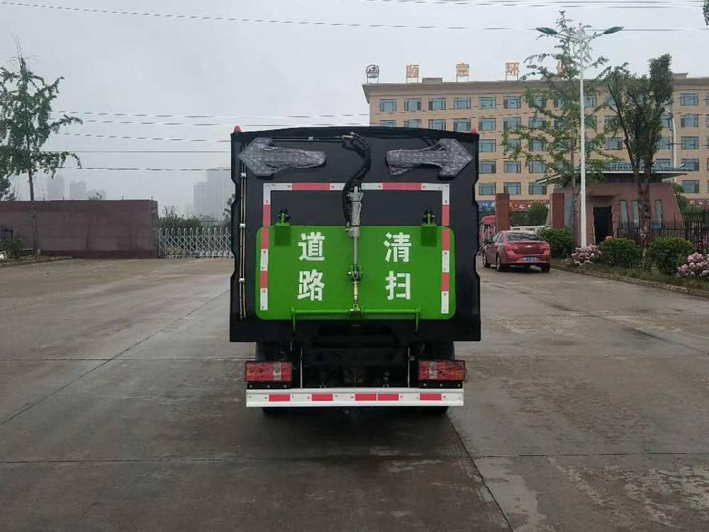 扫路车
