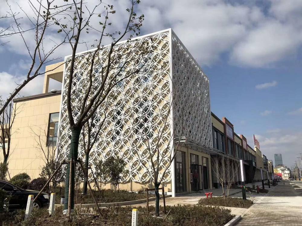 艺术镂空雕花冲孔铝单板美观大方铝合金屏风隔断氟碳木纹铝单板工厂