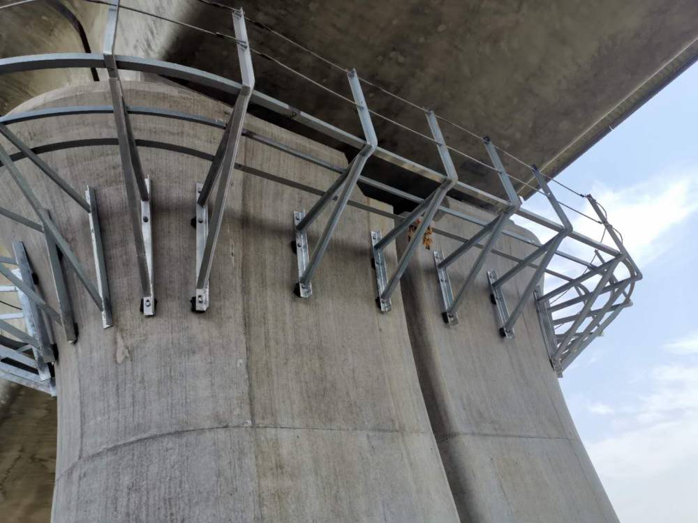 高铁桥梁吊围栏热镀锌人行道步板q235热镀锌角钢支架