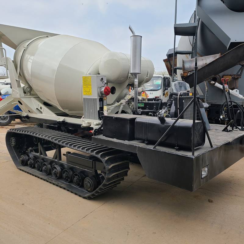 2方履带式混凝土搅拌车橡胶履带水泥罐车修水渠履带搅拌车