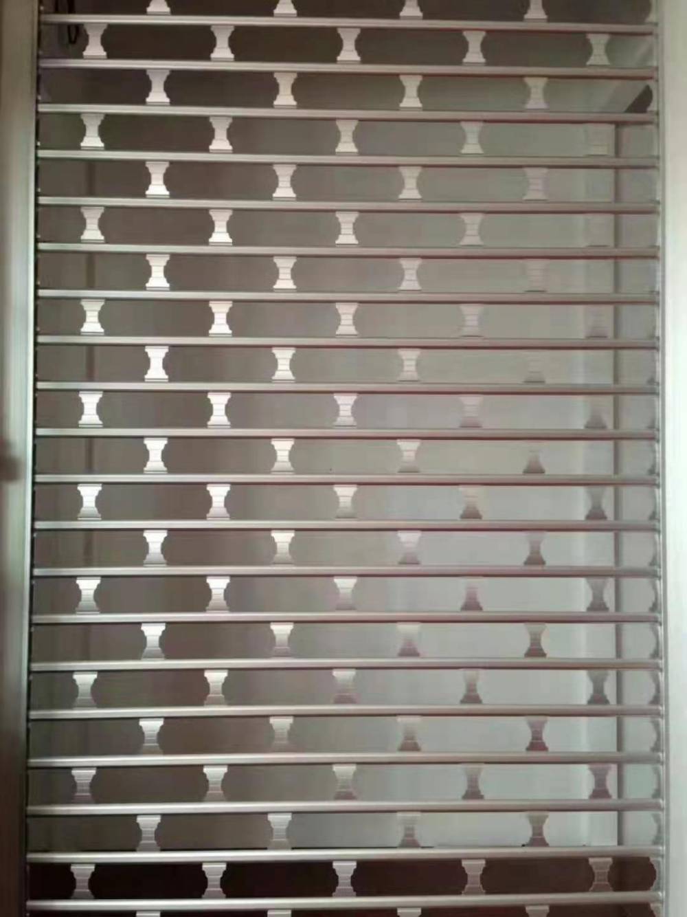 铝合金透气冲孔卷帘门电动铝合金通花网闸图片