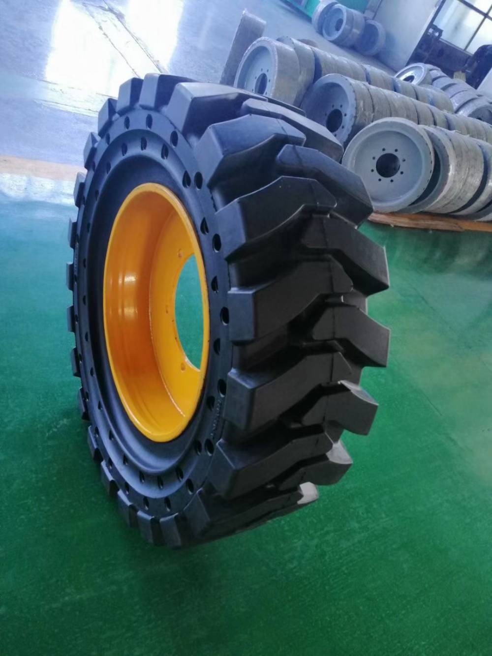 全实心装载机轮胎167020铲车实心轮胎167024钢圈图片
