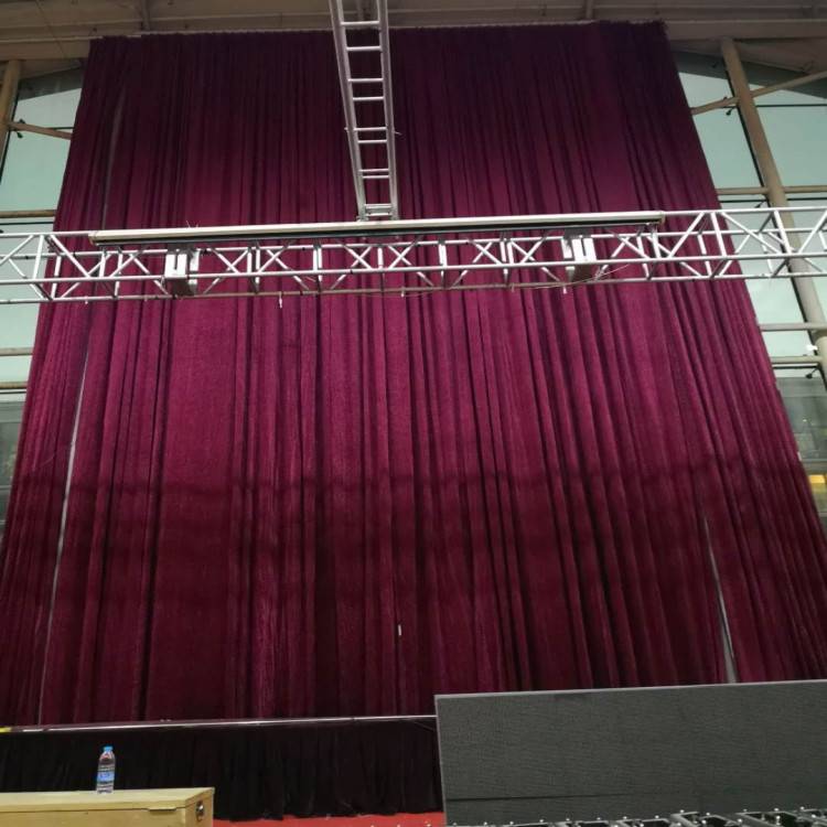 它与大幕形成配套,因而衬托了大幕剧院会场大型舞台幕布,升降幕布舞台