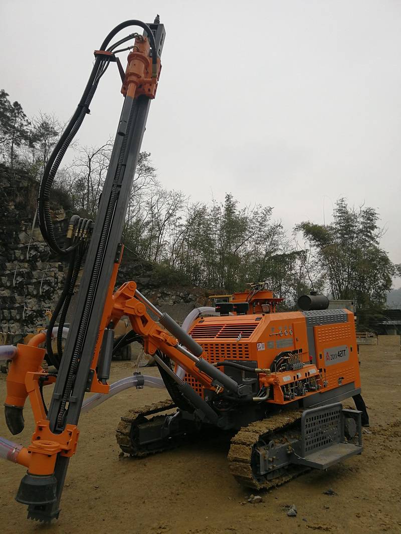 志高掘进zgyx422采石场履带钻机