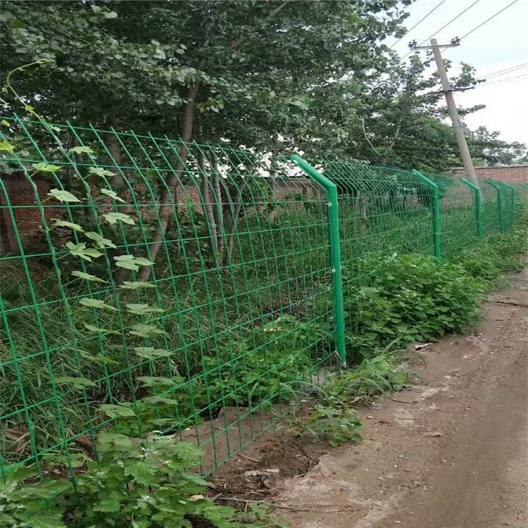 公路护栏网批发 大量出售 铁丝护栏网可加工定做 万泰