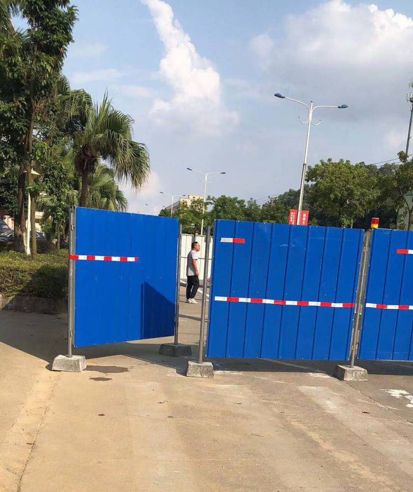 东莞市大朗镇施工现场简易围壁活动式简易铁皮围挡配水泥墩
