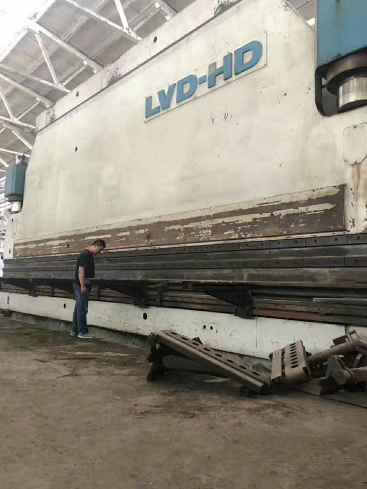 妈妈送6岁女儿上学