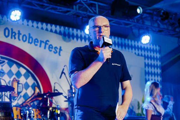 TUV莱茵上海公司执行董事陆勋海(Lutz Frankholz)在答谢晚宴上致辞 TUV莱茵上海公司执行董事陆勋海(Lutz Frankholz)在答谢晚宴上致辞