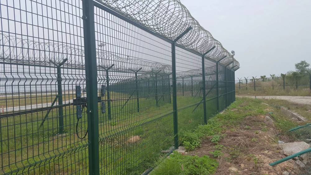 供应福建刺丝滚笼高铁护栏网优宏铁丝网片厂家