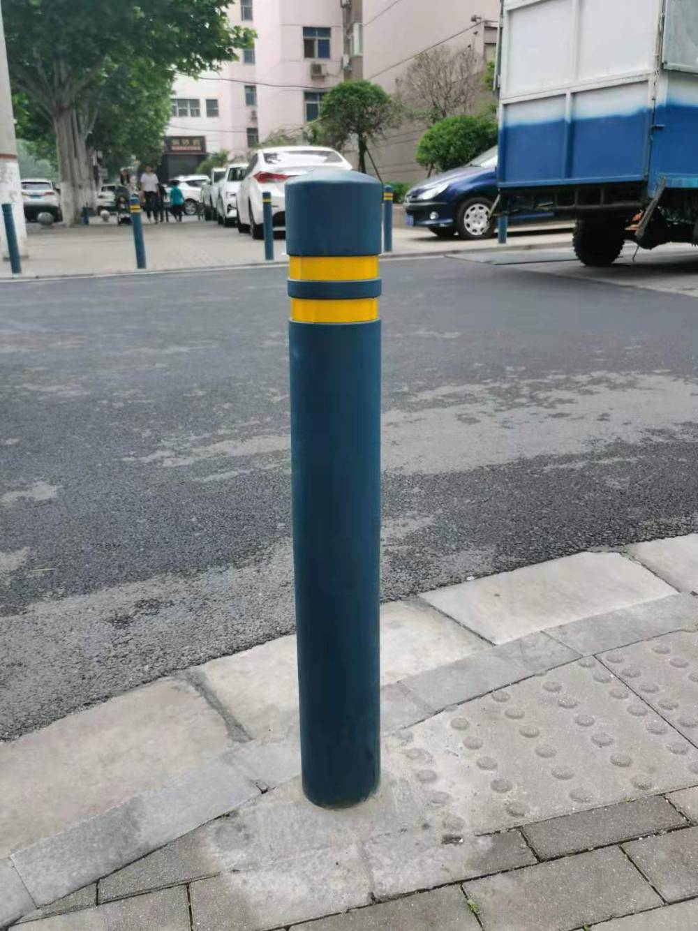 市政挡车柱深蓝橡胶警示柱安平县市政护栏工厂图片