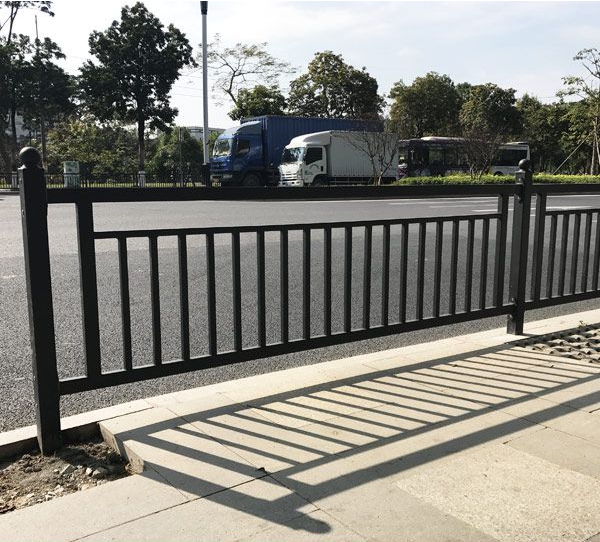 广东中山人行道护栏厂家港式护栏市政道路隔离栏带广告牌围栏