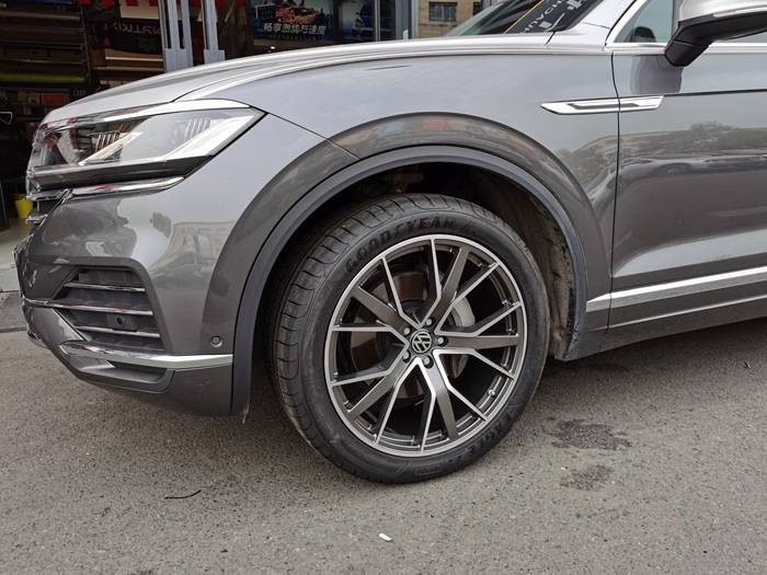 成都大众新途锐轮毂改装宏鑫21寸锻造