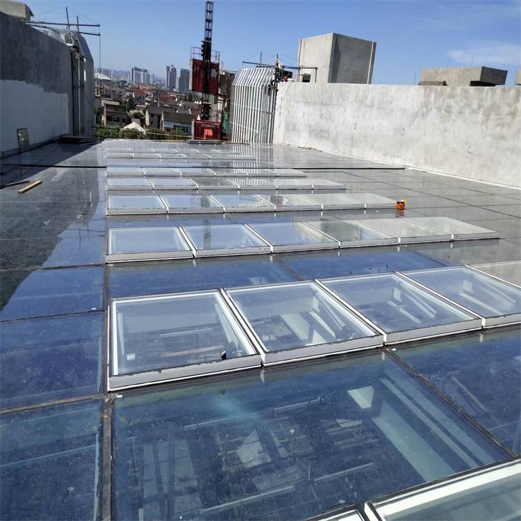 商业广场屋顶玻璃顶电动排烟窗电动窗屋顶排烟窗一字型采光缝焊接排烟