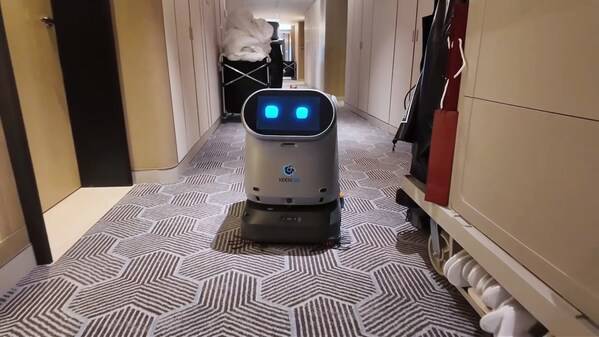 擎朗清洁机器人C40在酒店客房区工作