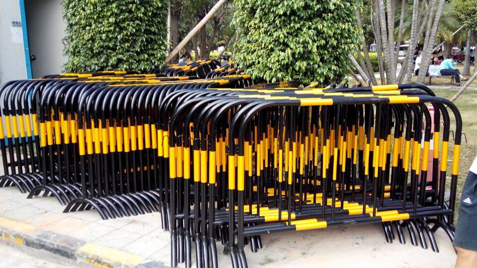平顶山宝丰市政铁马黑加黄搭配道路施工铁马护栏