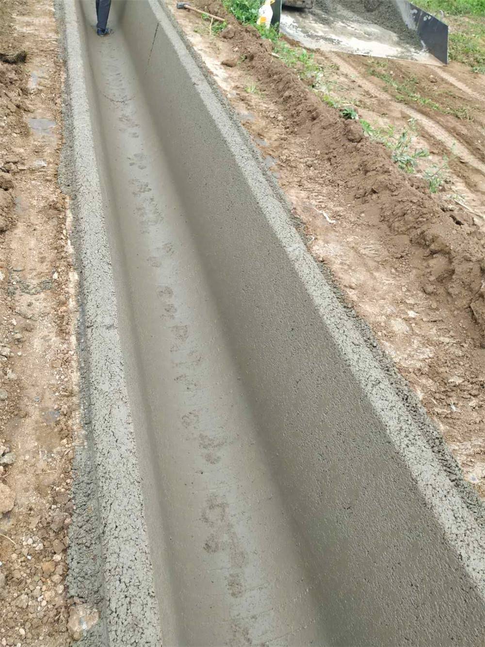 履带式梯形沟渠滑膜机 矩形边沟自动成形机 价格