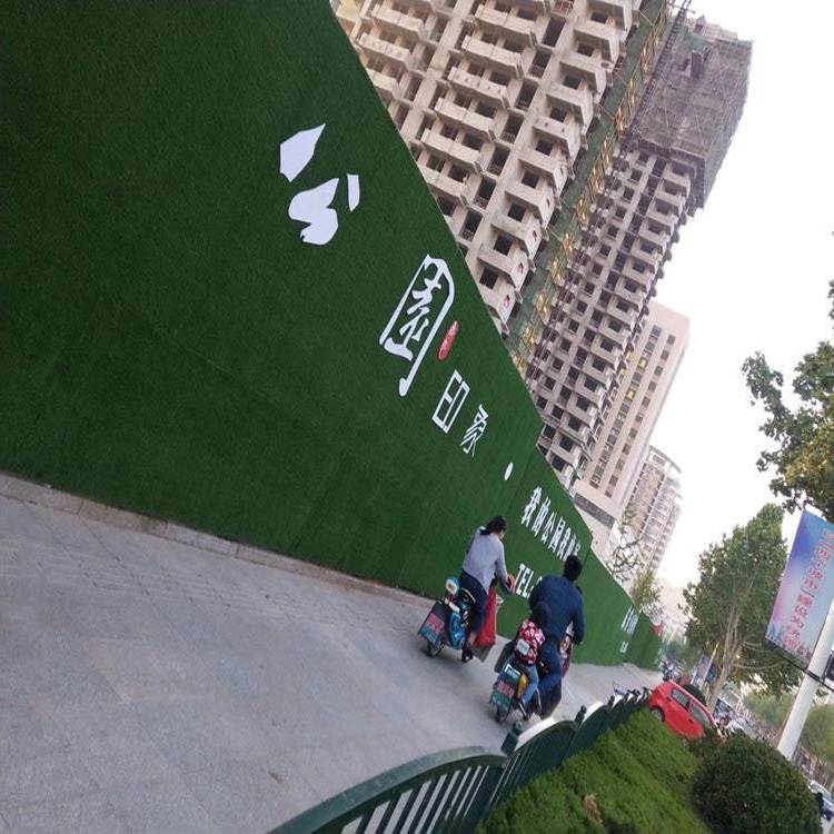 围挡仿真绿植草坪 万立森彩钢板围挡草皮 海西围挡墙铺假草坪