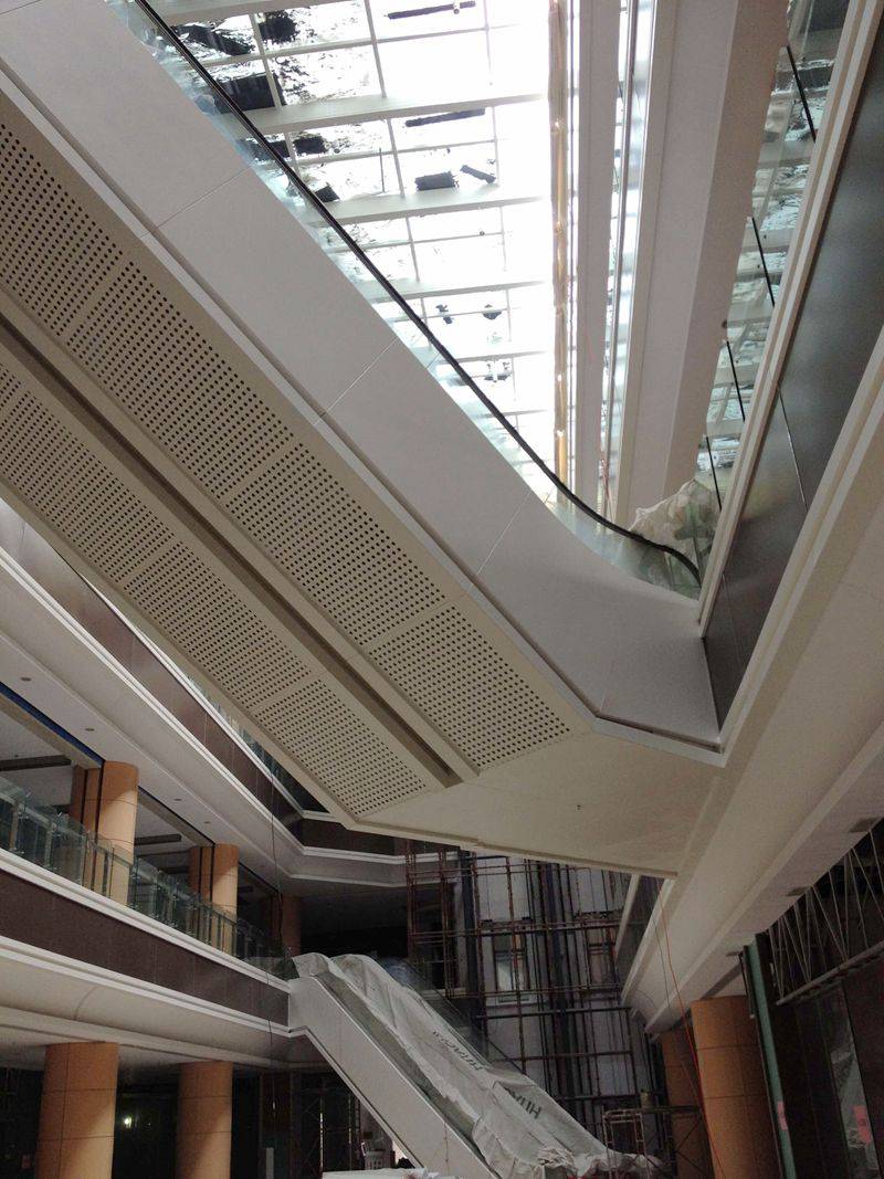 商场中庭四周栏杆包边铝单板25厚电梯底部氟碳造型冲孔铝板欧陆建材铝