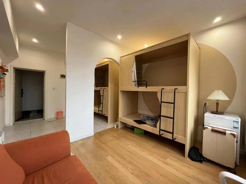 胶州学校实木简约成年床太空舱上下床