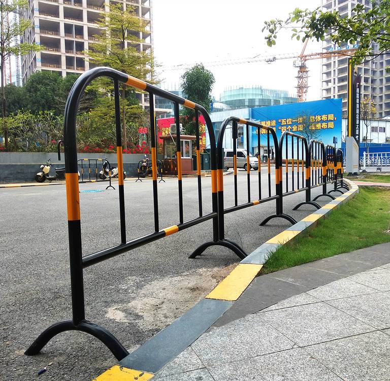 广西铁马护栏交通围栏公路施工移动式围挡道路临时隔离栏警示栏