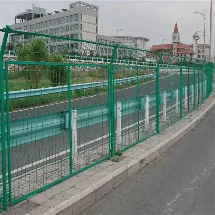 公路护栏网供应 价格合理 公路护栏网围栏定制生产 万泰