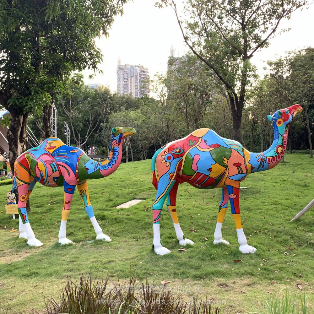 玻璃钢彩绘骆驼雕塑卡通动物造型城市沙漠骆驼工艺品游乐园摆件定制