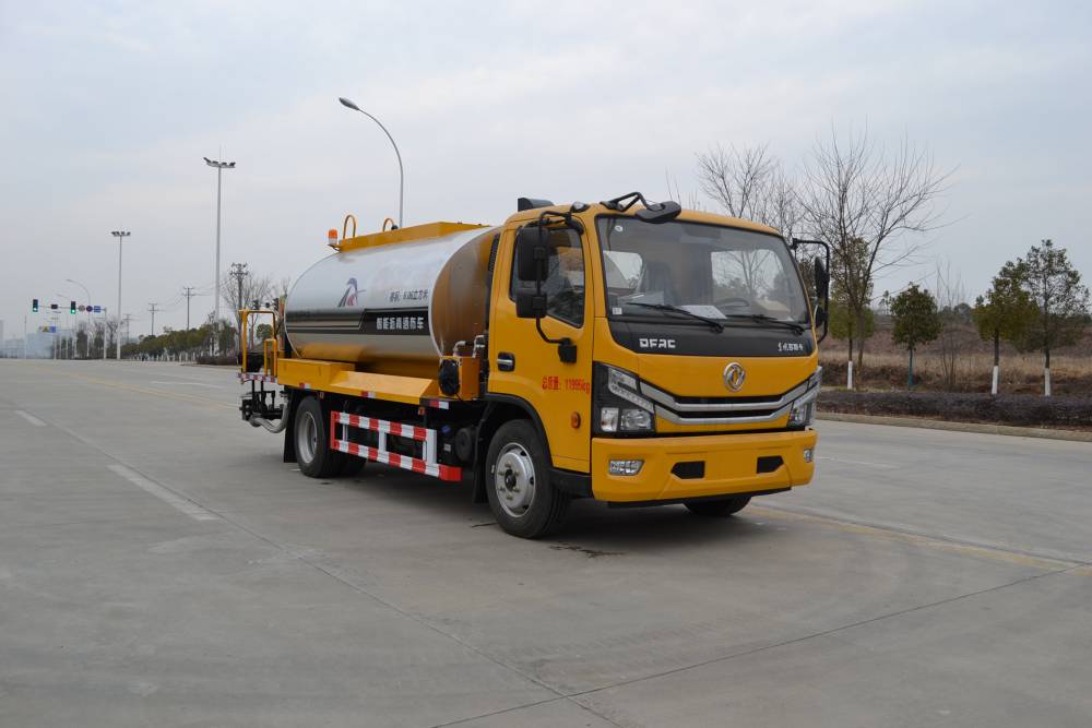 湖北新东日东风多利卡7吨智能型沥青洒布车厂家现车销售