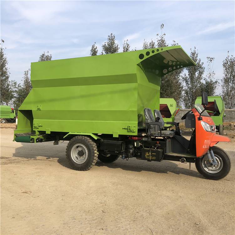 养殖场牛羊青储撒料车tmr牛羊饲料混合撒料车电动牧场牛羊饲草