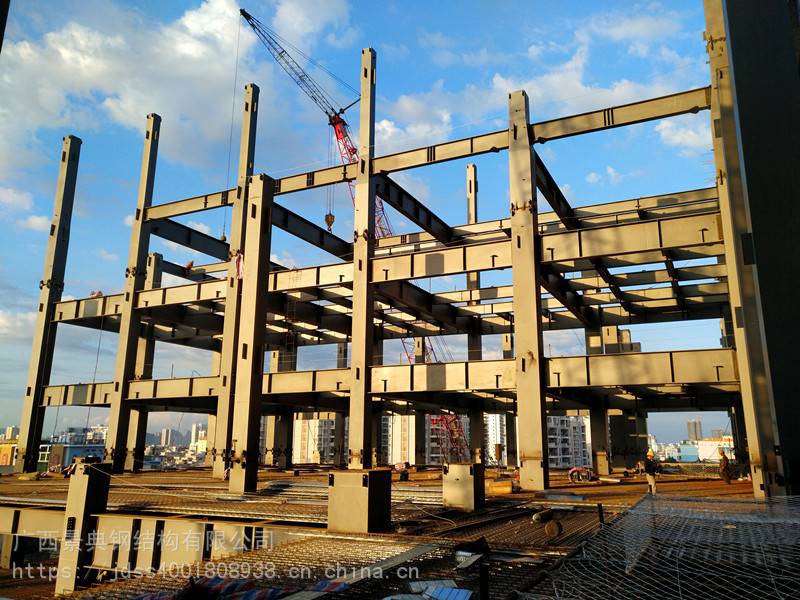 本工程中庭大跨度梁,柱采用了型钢混凝土结构,钢圆管柱尺寸为1050x980