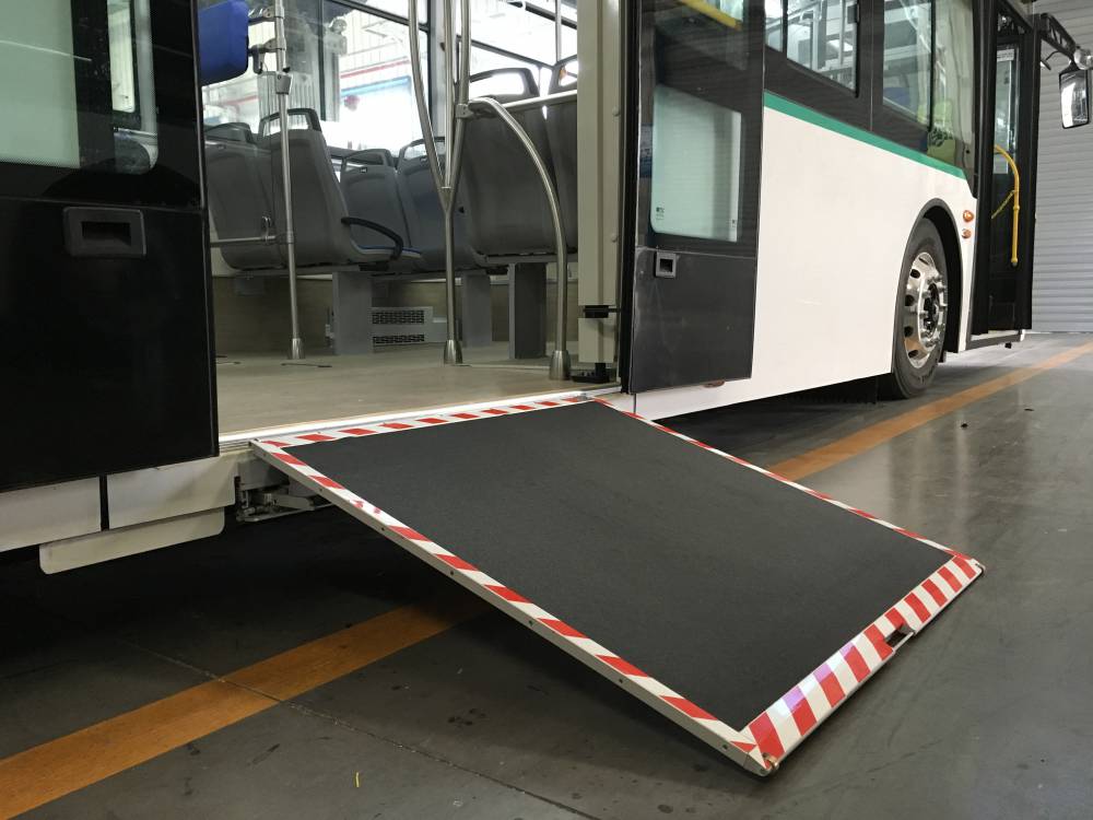 公交车电动升降斜坡板残疾人轮椅无障碍上车伸缩导板