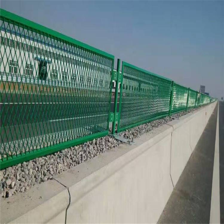 公路护栏网价格 自产自销 公路护栏网围栏定制生产 万泰