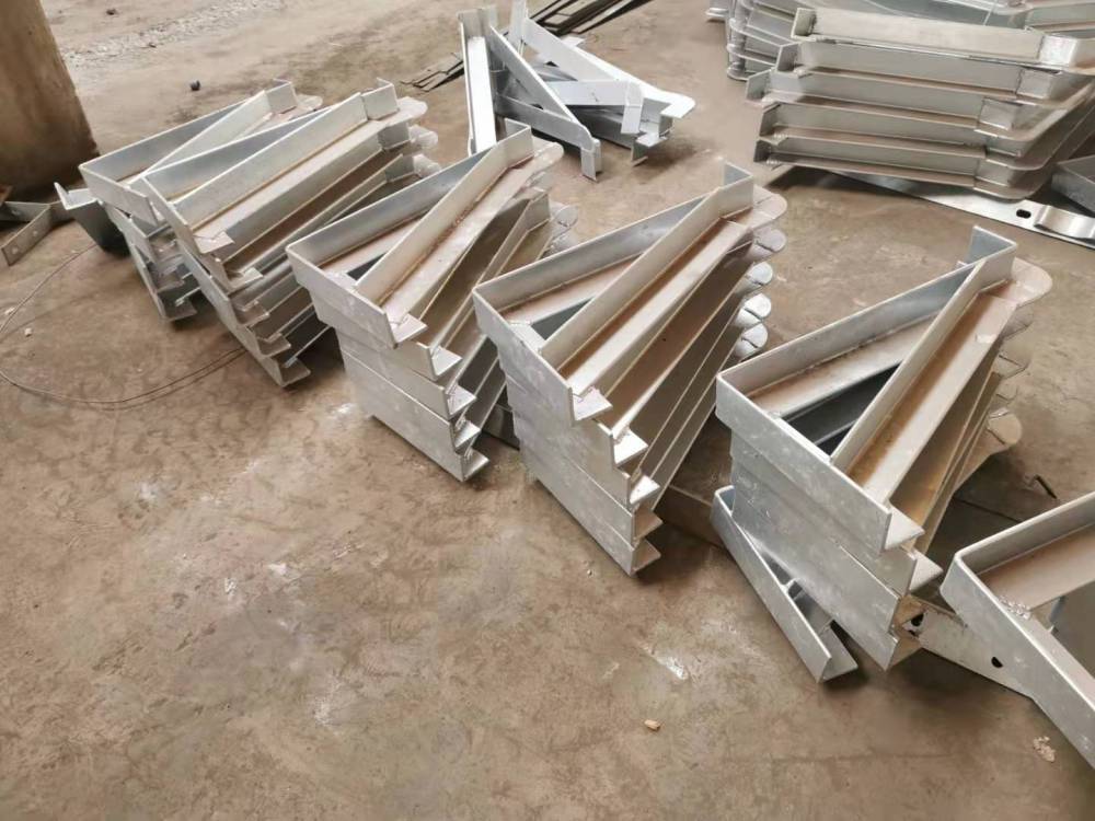 云南桥梁墩台吊围栏吊机打钢板桩围栏施工视频桥墩吊围栏安全技术交底