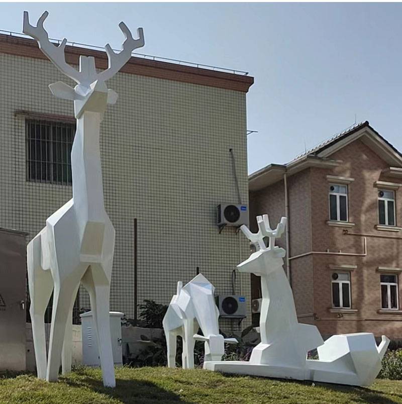不锈钢鹿雕塑定制金属拉丝镂空几何镜面鹿校园景观户外售楼处摆件