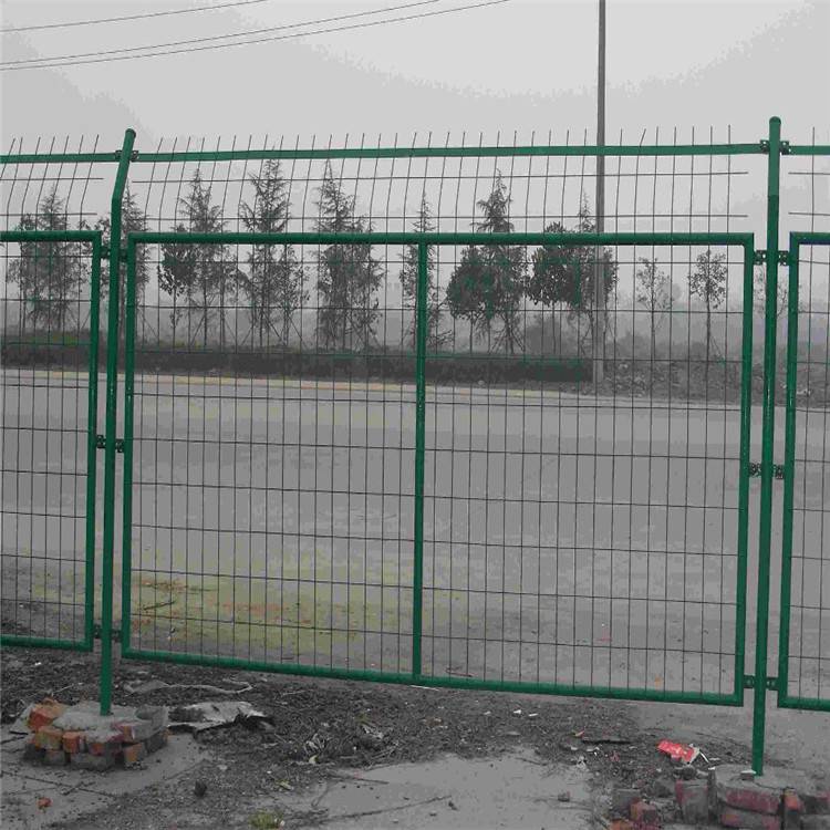 公路护栏网供应 各种规格 铁丝护栏网可加工定做 万泰