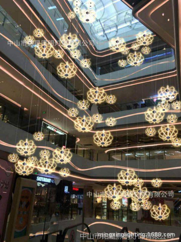 广州商场中庭装饰节日元素灯光布置圣诞节主题灯光设计中庭高空吊挂
