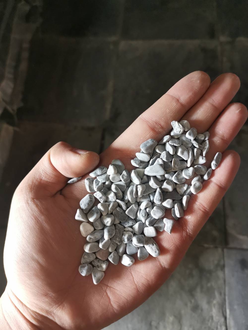 均匀铺开;4.对结块的石子要捣匀;5.填满;6.用木尺均匀地刮平表面;7.