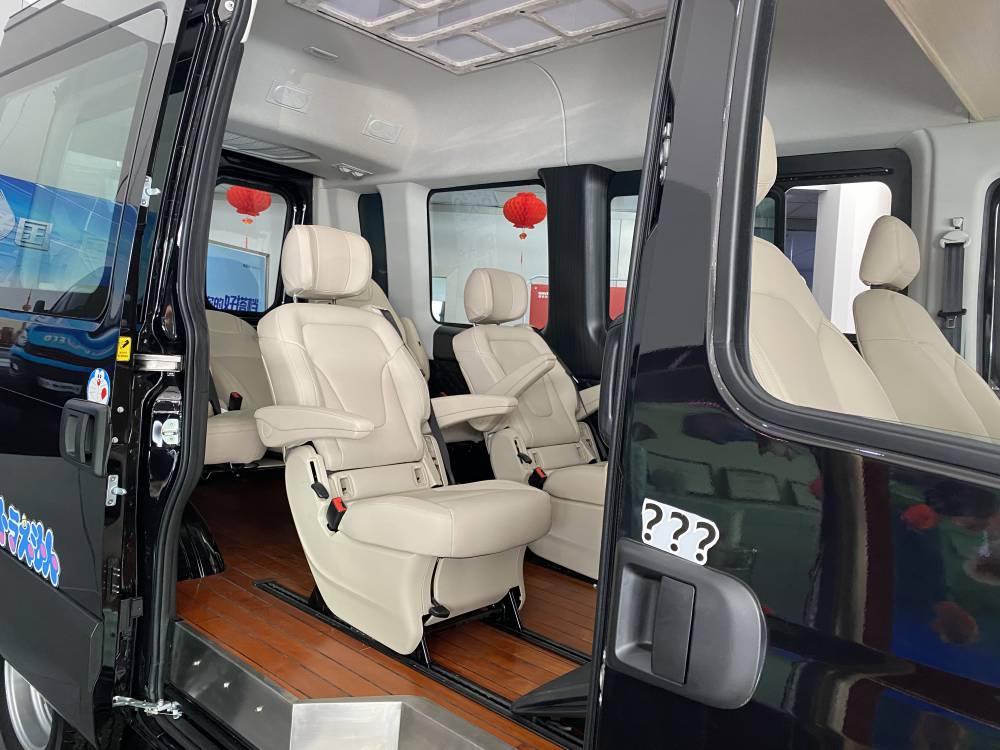 想看商用车来深圳宝鸿达看看依维柯欧胜多功能商务车