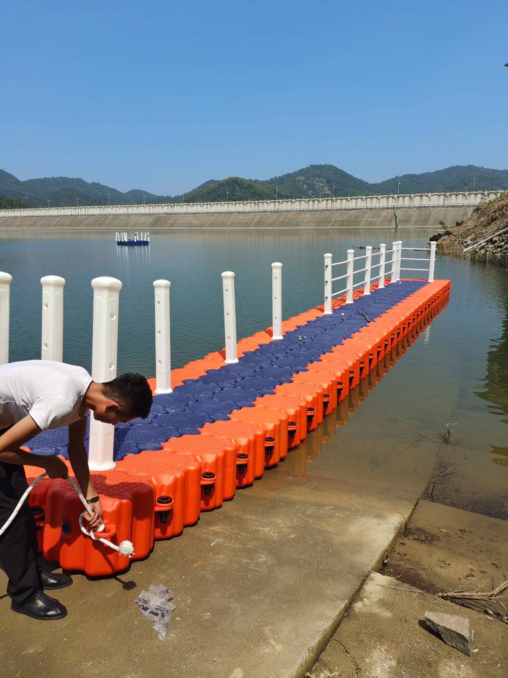 水上浮动栈道图片