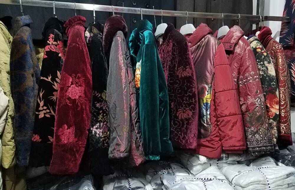 杭州库存羽绒外套广西短袖T恤批发妈妈装圆领衣打底衫