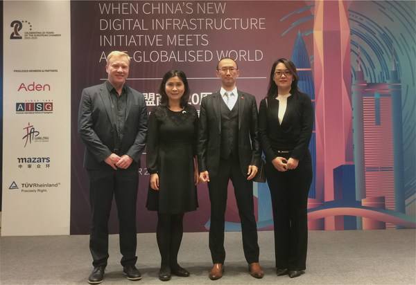 TUV莱茵大中华区产品服务认可与认证总经理、中国欧盟商会副会长、欧盟商会华南分会主席刘畅(左三),TUV莱茵大中华区电子电气产品服务总经理欧乐富(Sven-Olaf Steinke)(左一)、政府关系副总经理王欣欣(右一)、莱茵学院与生命关怀副总经理程亘卉出席了本次活动。 TUV莱茵大中华区产品服务认可与认证总经理、中国欧盟商会副会长、欧盟商会华南分会主席刘畅(左三),TUV莱茵大中华区电子电气产品服务总经理欧乐富(Sven-Olaf Steinke)(左一)、政府关系副总经理王欣欣(右一)、莱茵学院与生命关怀副总经理程亘卉出席了本次活动。