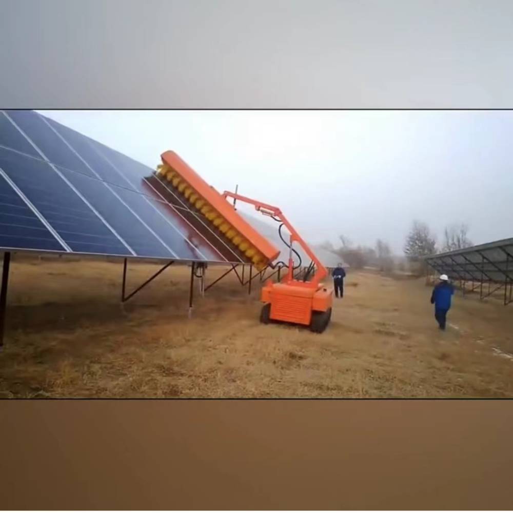 四驱光伏清洁车光伏电站清洗机太阳能光伏板清洁车