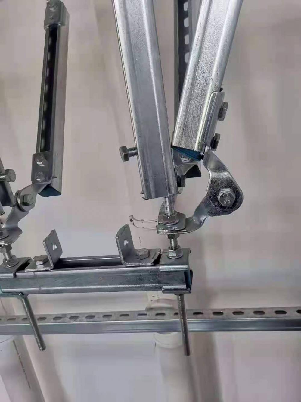 销售抗震支架当斜撑垂直长度与水平长度比为100时调整系数取100