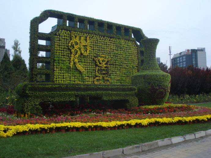 成都市郫都区喜庆花朵造型摆件绿雕厂家制作仿真绿雕造型图片