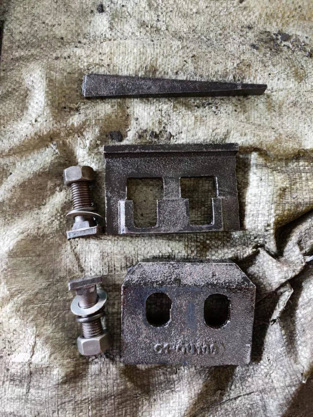 行车轨道WJKC1焊接型轨道压轨器QU120可调轨道压板总成
