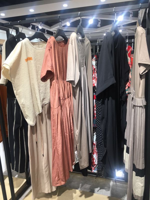 广州品牌折扣女装批发市场艾沸品牌折扣店进货渠道东莞虎门镇简约多种