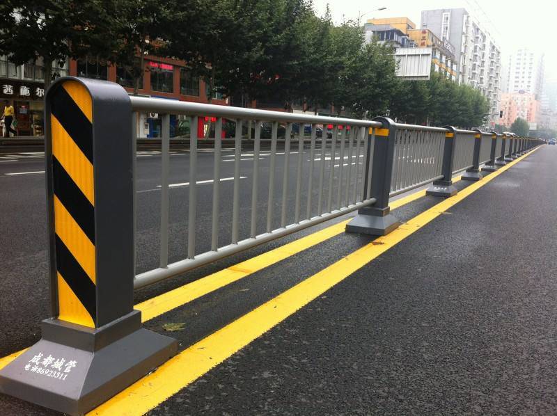 广东惠州甲型护栏厂家公路中央隔离栏防眩锌钢交通广告牌护栏