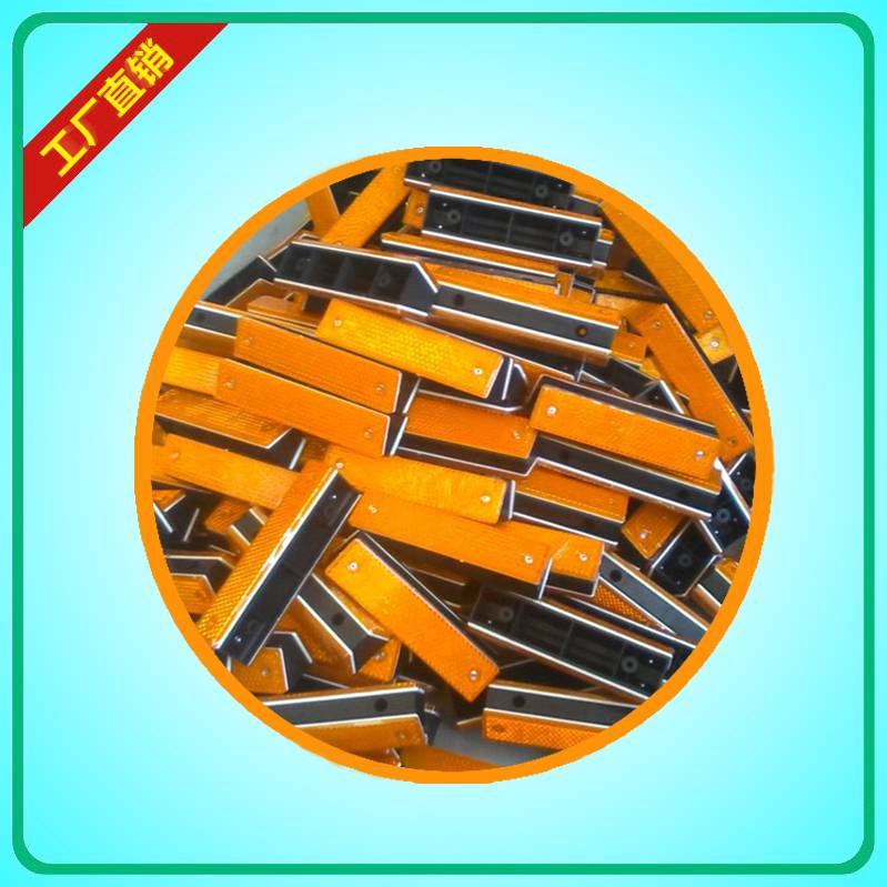 矩形轮廓标沿路附着式双面显示安装于高速公路隧道图片