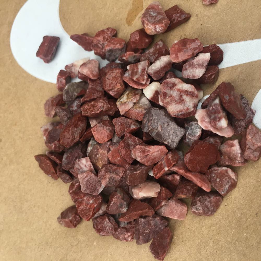 胭脂红石子厂家红色胶粘石透水混凝土骨料水磨石地面图片