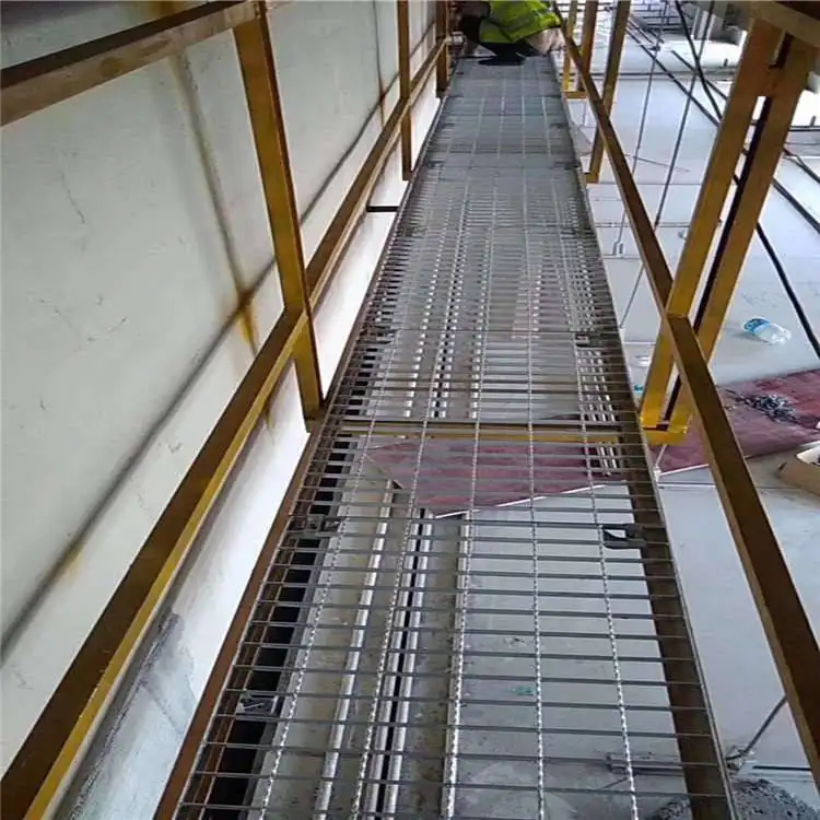 广东齿形钢格板防滑网格踏步板石油化工厂走道板