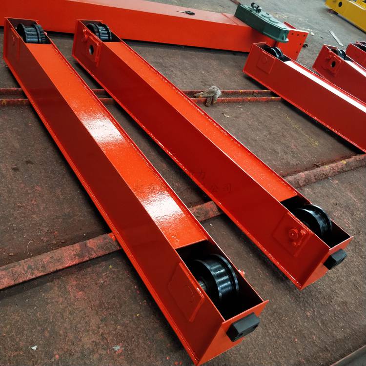 端梁是轨道行走的***驱动单元,可与主梁结构直接连接,采用箱型梁设计